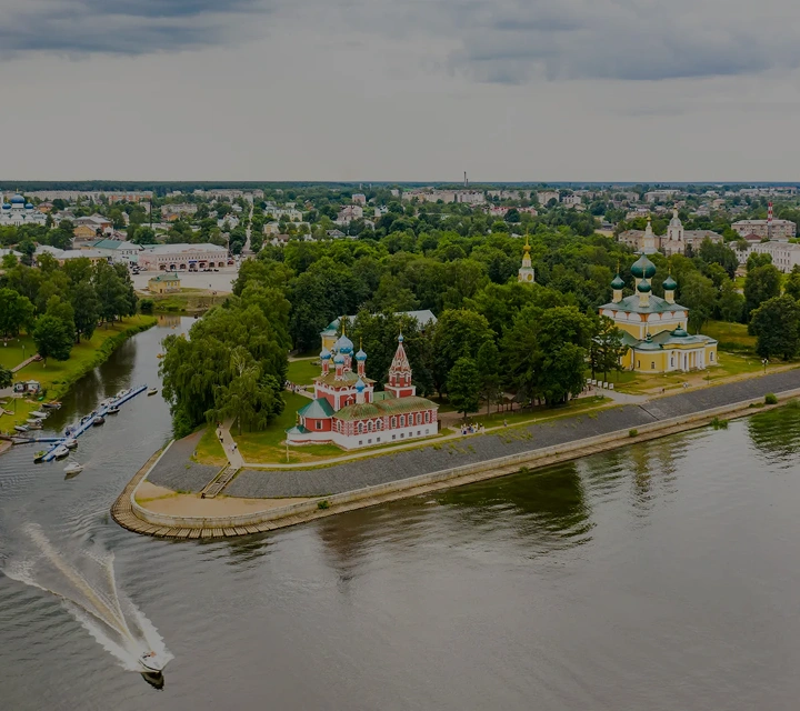 Человек в лабораторном халате проводит обслуживание часов на рабочем столе с инструментами